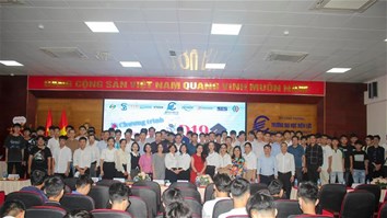 CHÚC MỪNG CÁC SINH VIÊN XUẤT SẮC NHẬN HỌC BỔNG HỌC KỲ I, NĂM HỌC 2024–2025